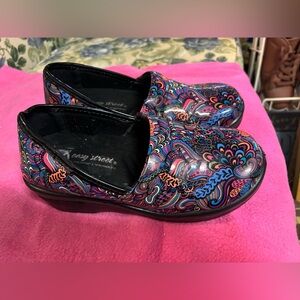 Easy Street Women's Vibrant Patterned Clogs
